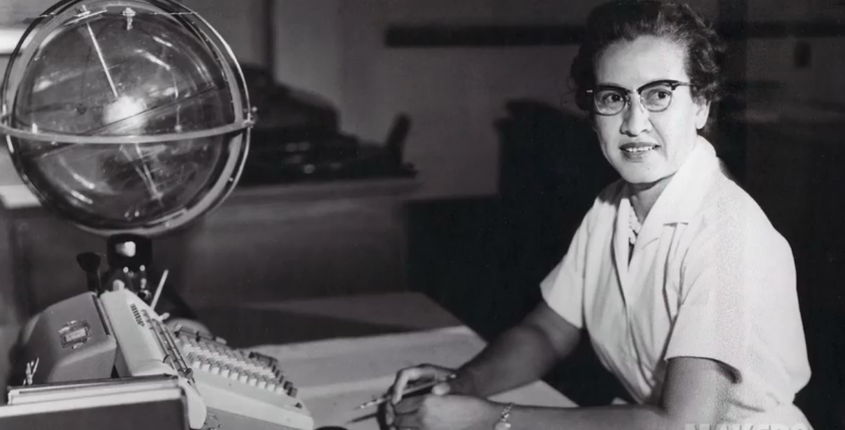 Katherine Johnson en su área de trabajo