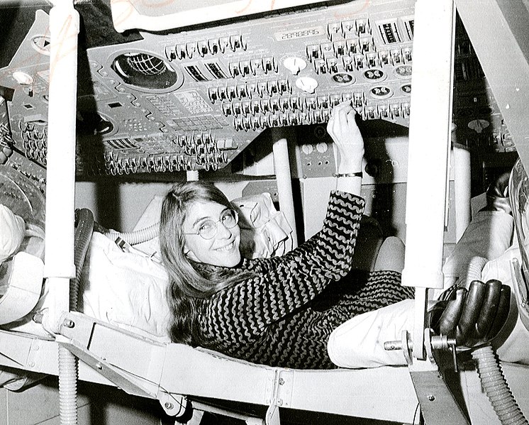 Margaret Hamilton tocando los controles