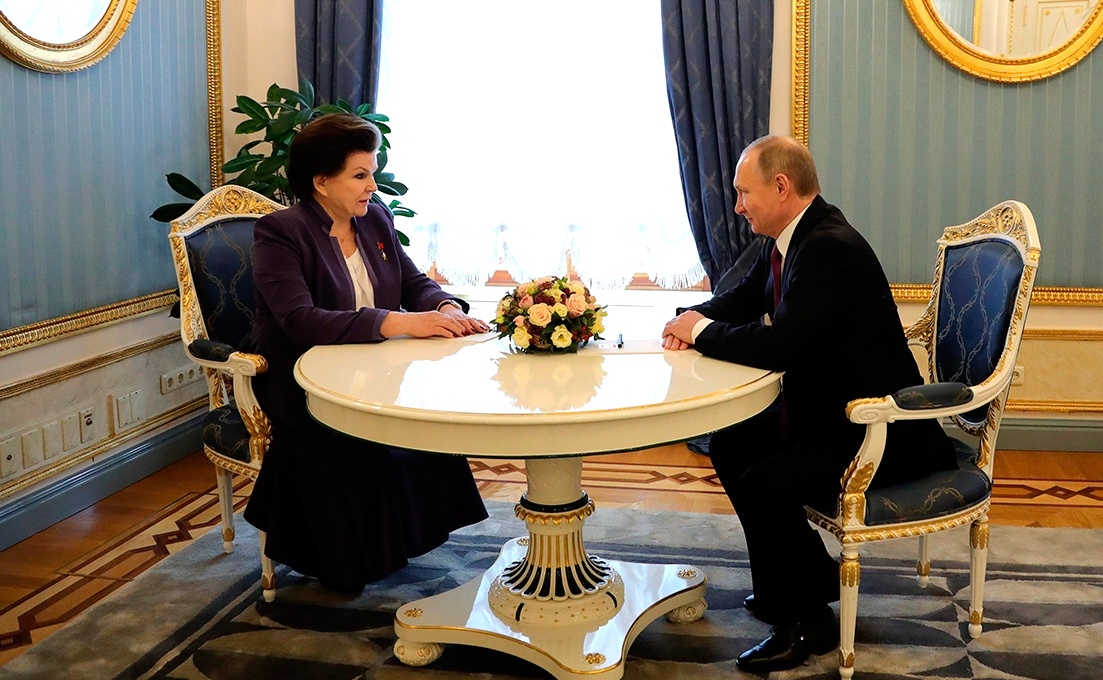 Valentina Tereshkova con Vladímir Putin en una mesa